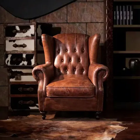 Fauteuil à oreilles Chesterfield Putney en cuir marron vieilli